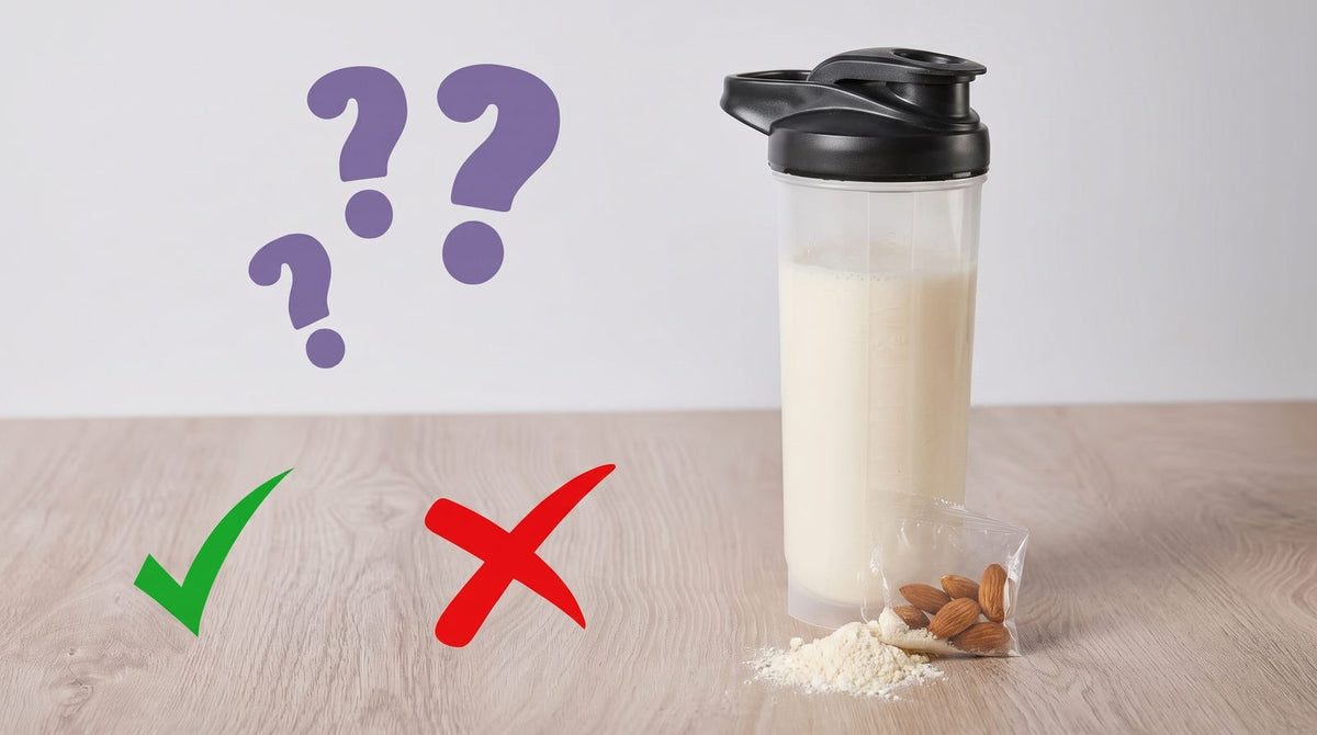 Frau trinkt zu Hause einen Shake